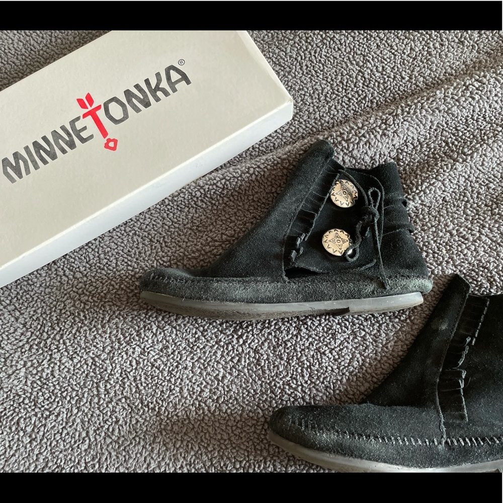 Minnetonka Size 6 Two Button Boot, Black